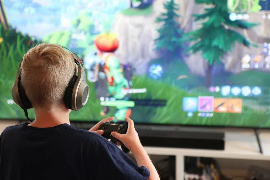 Adolescente de 15 anos fica internado durante dois meses na Espanha por  causa de vício em Fortnite - Revista Crescer | Saúde