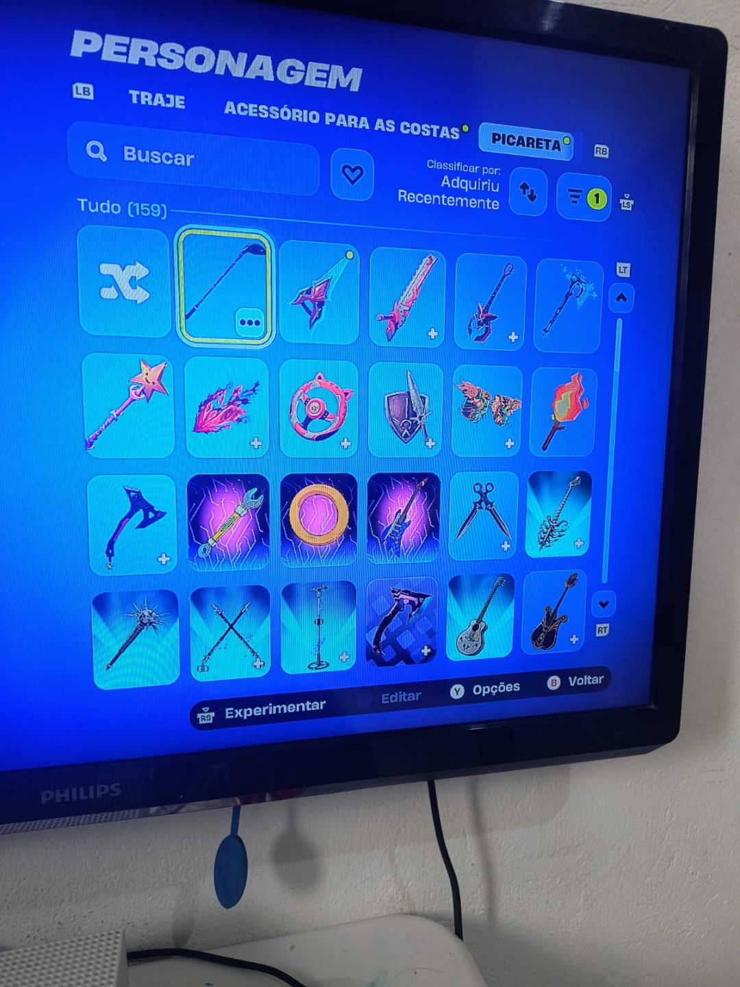 Conta com vários passes antigos e skins do clube fortnite