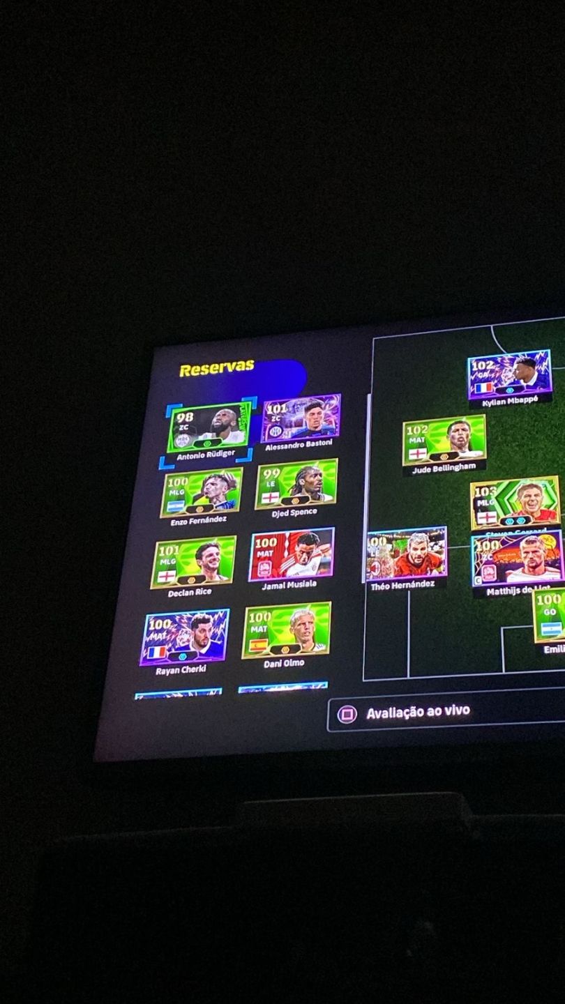 Conta efootball(psn) com pack da França comprado e vários jogadores antigos
