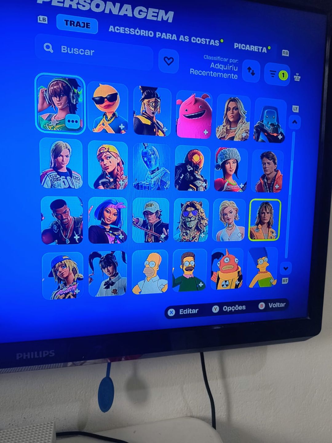 Conta com vários passes antigos e skins do clube fortnite