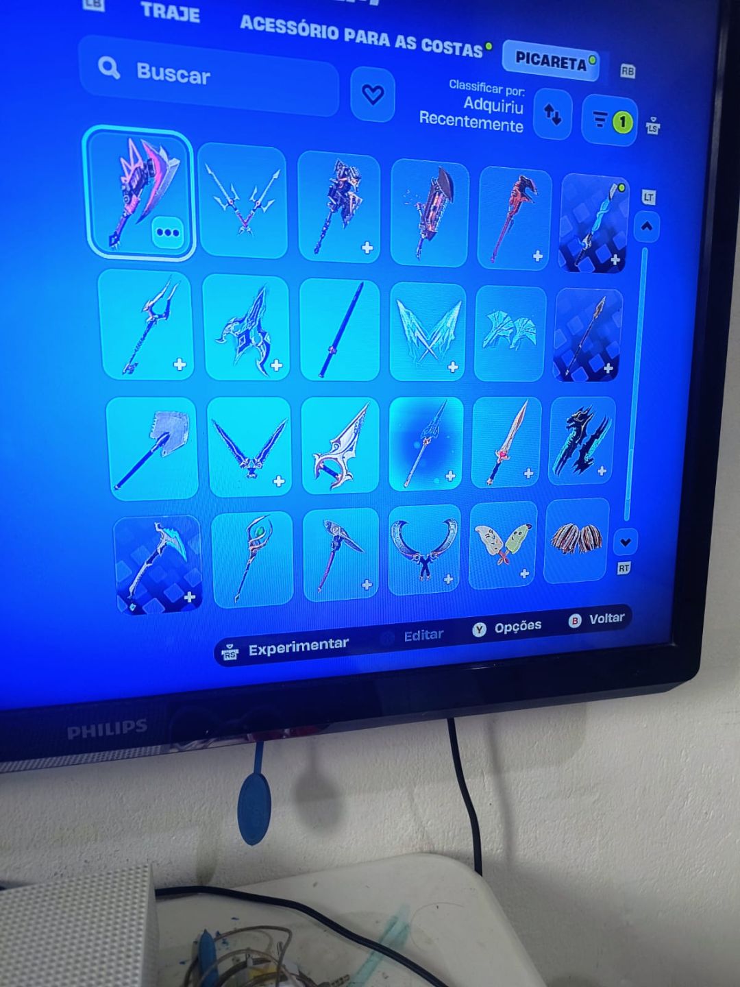Conta com vários passes antigos e skins do clube fortnite