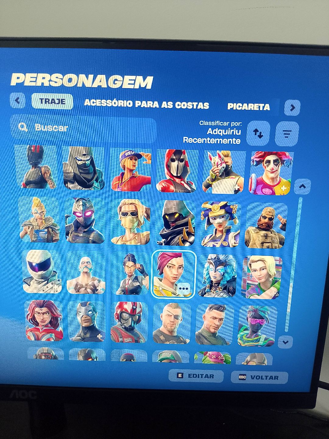 Conta com skins da primeira temporada entre outros itens antigos.