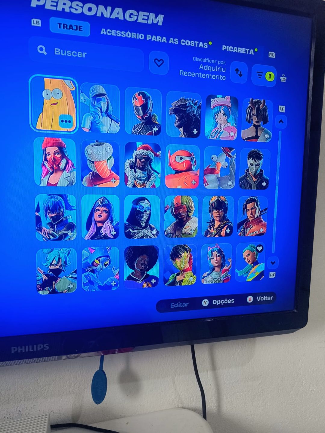 Conta com vários passes antigos e skins do clube fortnite