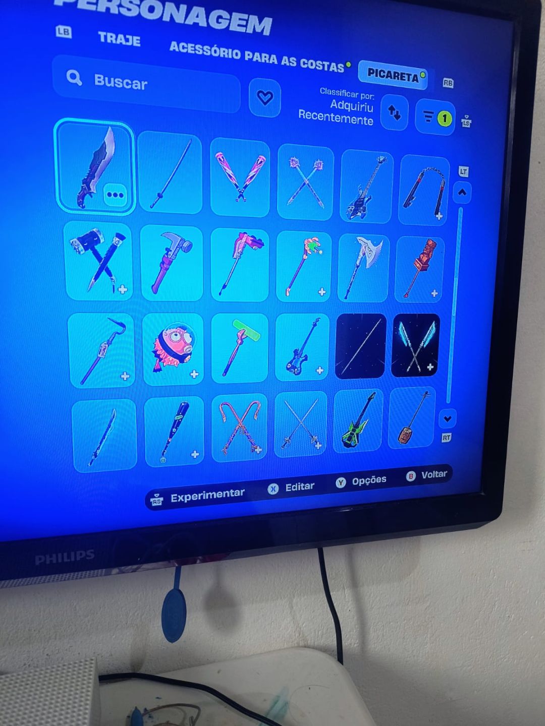 Conta com vários passes antigos e skins do clube fortnite