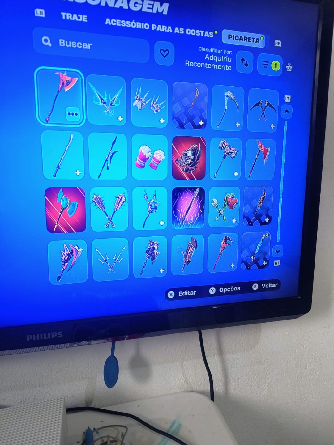 Conta com vários passes antigos e skins do clube fortnite