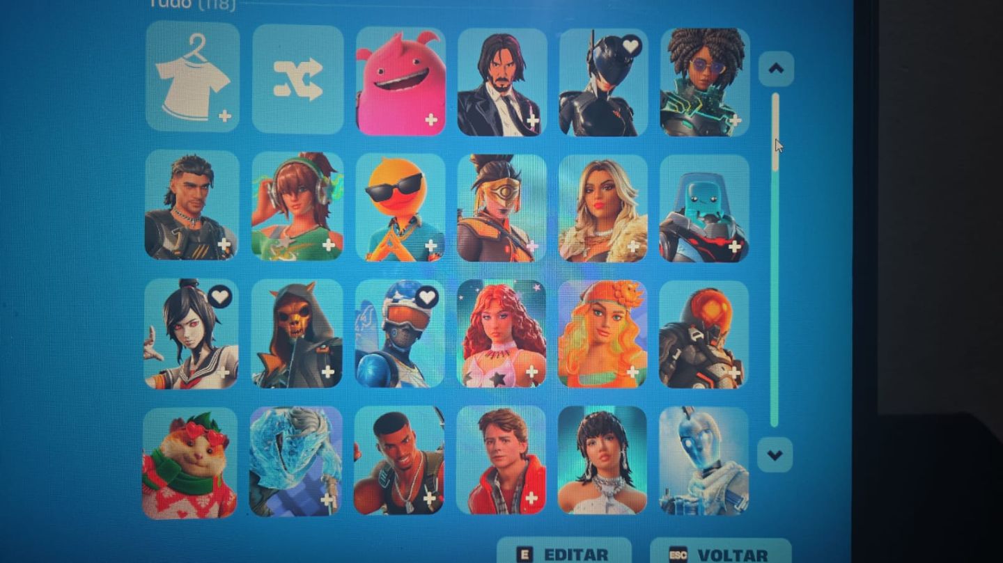 Conta de Fortnite com muitas skin e muitas picaretas