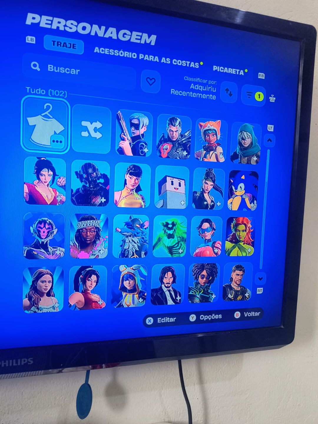 Conta com vários passes antigos e skins do clube fortnite