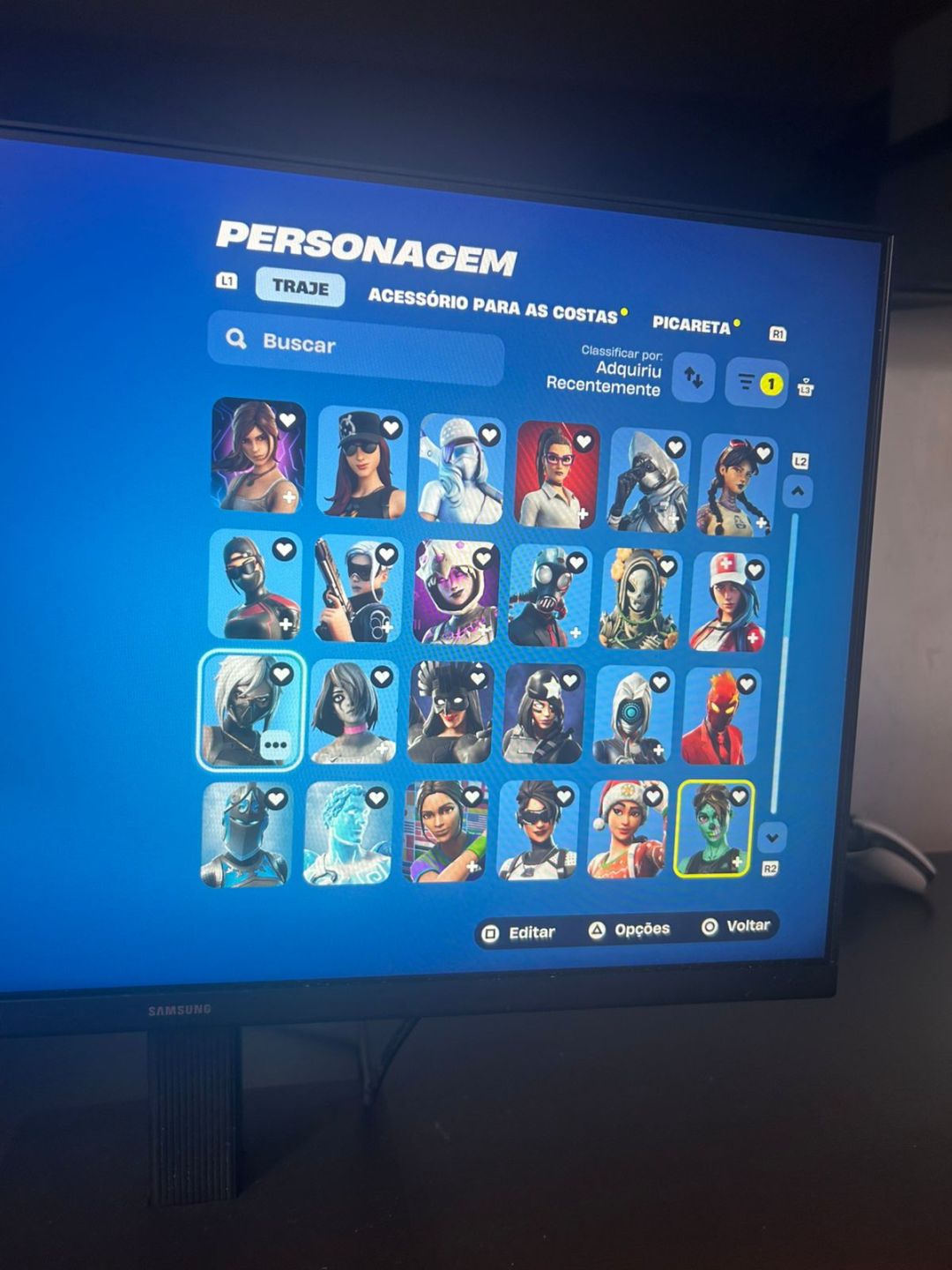 Conta Fortnite com varias skins etc 2 surreais e uma lenda skins rara de passe
