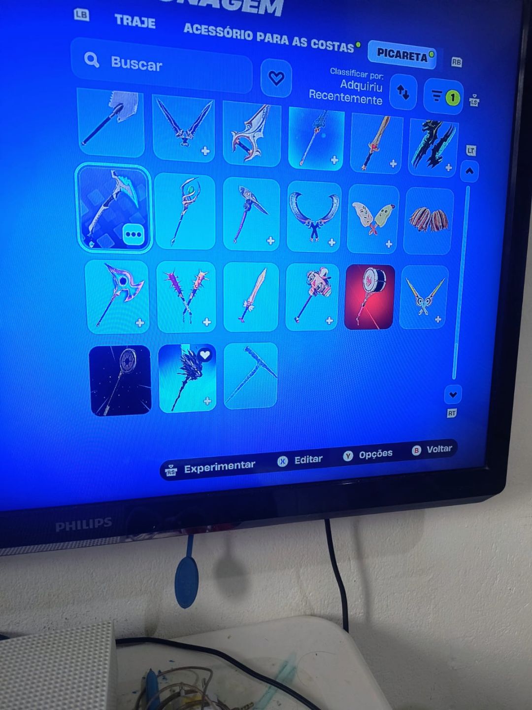 Conta com vários passes antigos e skins do clube fortnite
