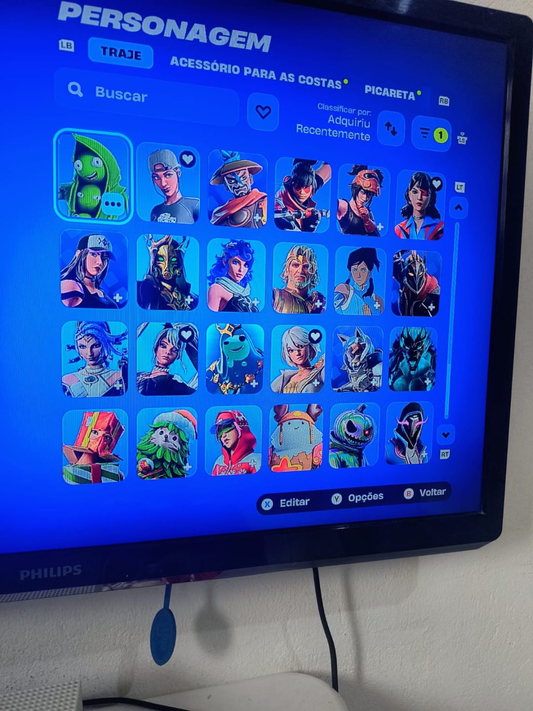 Conta com vários passes antigos e skins do clube fortnite