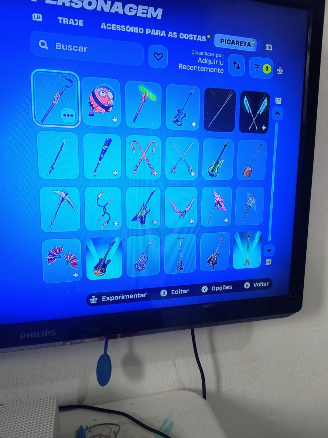 Conta com vários passes antigos e skins do clube fortnite