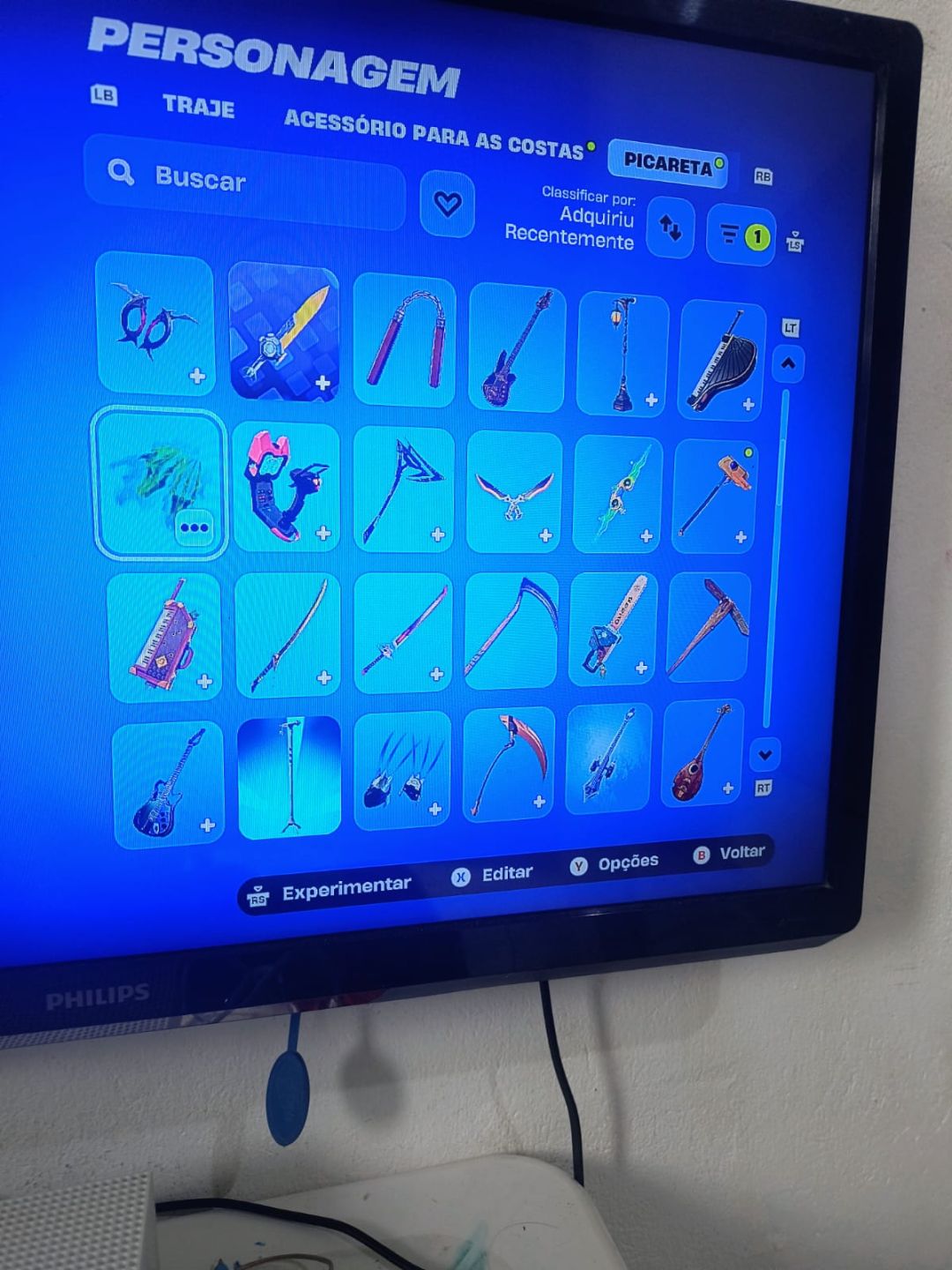 Conta com vários passes antigos e skins do clube fortnite