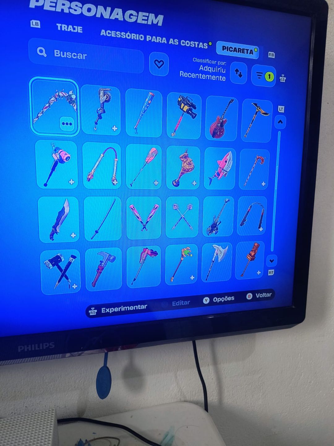 Conta com vários passes antigos e skins do clube fortnite