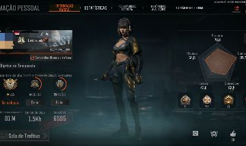 Arena Breakout mobile, várias skins lendárias de facas e personagens.