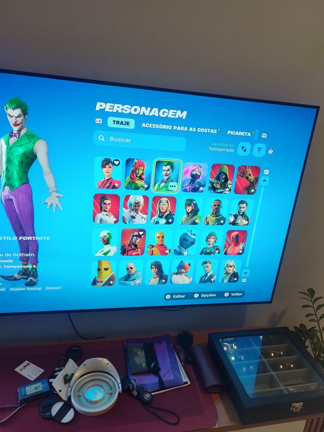 Conta fortnite antiga com + 130 skins incluindo bundles, passes, loja e clube