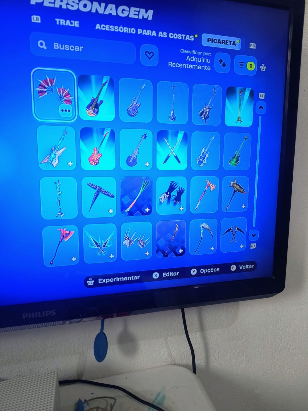 Conta com vários passes antigos e skins do clube fortnite
