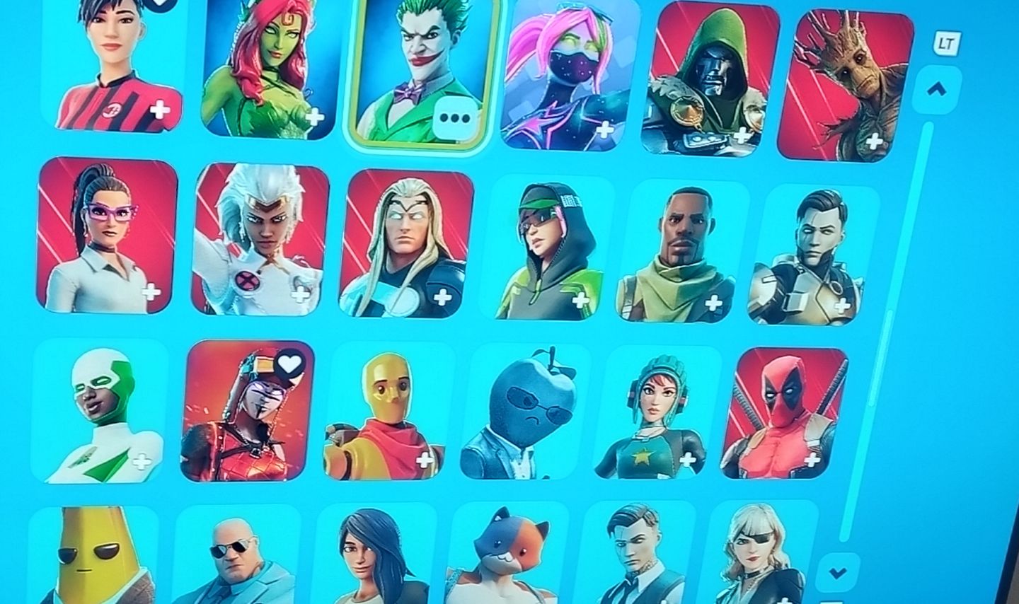 Conta fortnite antiga com + 130 skins incluindo bundles, passes, loja e clube