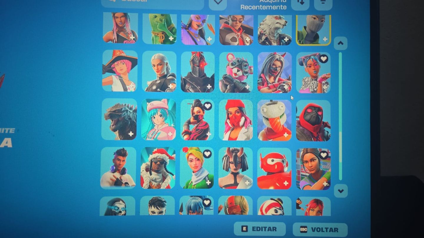 Conta de Fortnite com muitas skin e muitas picaretas