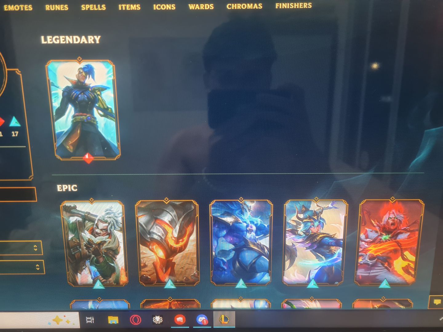 Conta lol, gold 3, mmr bom, mais de 15 skins