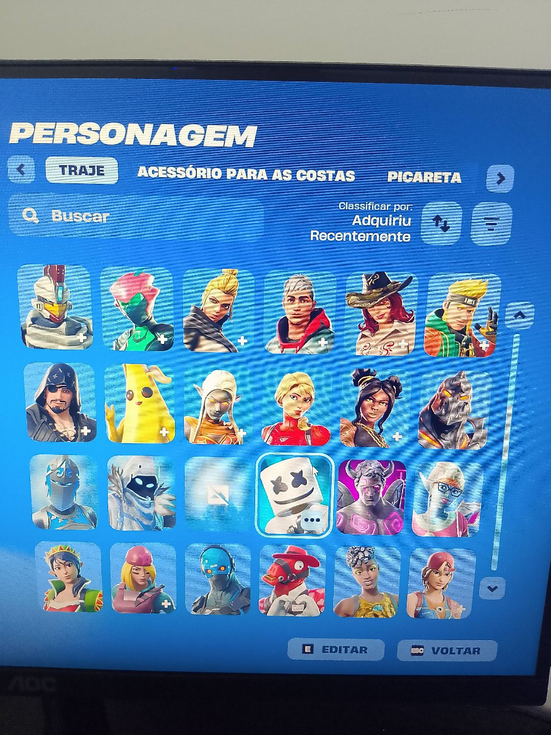 Conta com skins da primeira temporada entre outros itens antigos.